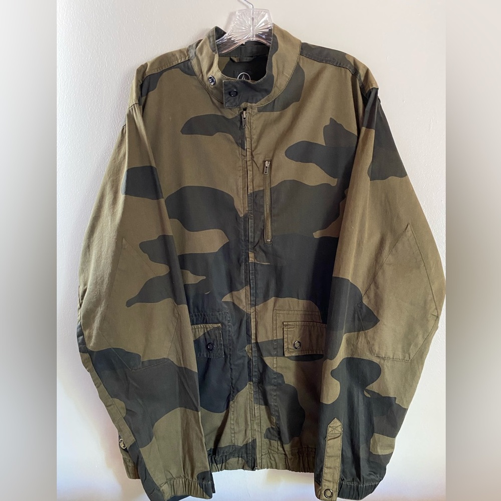 Volcom Men’s lightweight jacket.